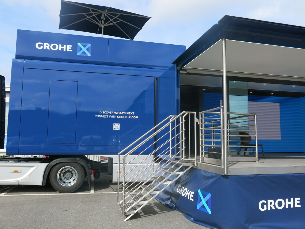 Trucken til GROHE har en stor scene som kan brukes til foredrag. Trucken til GROHE har en stor scene som kan brukes til foredrag.