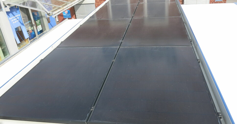 Solceller på taket av trucken.