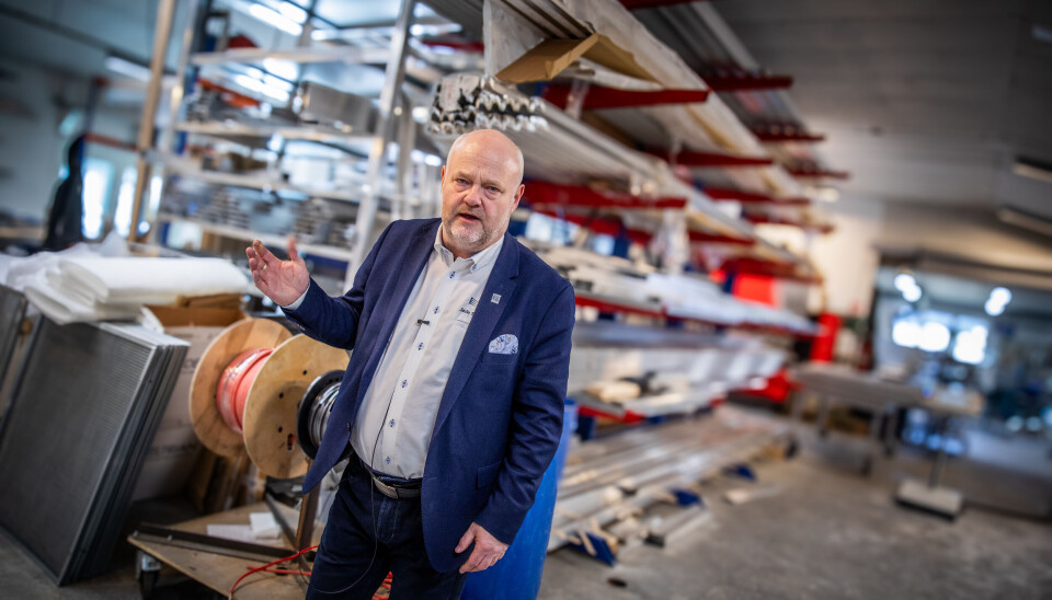 Daglig leder i Stranda Ventlasjon, Jarle Strømmegjerde, viser frem fabrikken de har på Stranda.