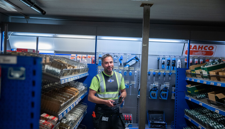 Johan Andre Dolmen handler inn til nattejobbing, men vet han kan komme tilbake når som helst om han mangler noe.