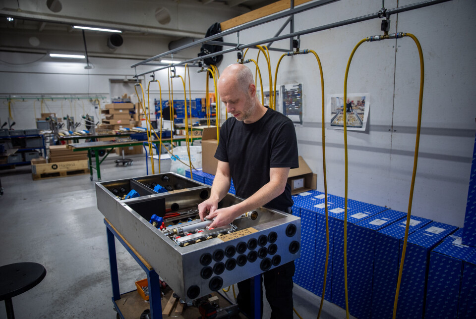 Trykktesting av fordelerskap på fabrikk.