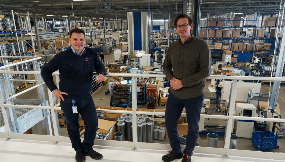 SAMLET: Sturla Ingebrigtsen (til venstre) og Magnus Myrvold hos Trox Auranor har utsikt over 13.300 kvadratmeter fabrikk med alt samlet under ett tak.