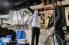 Terje Klyve og en kollega i et teknisk rom med rør, kabler og ventilasjonsutstyr.